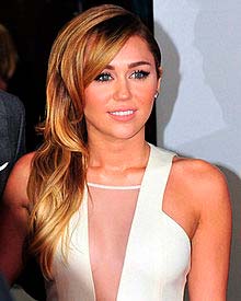 Miley Cyrus smoking - vooxpopuli.com